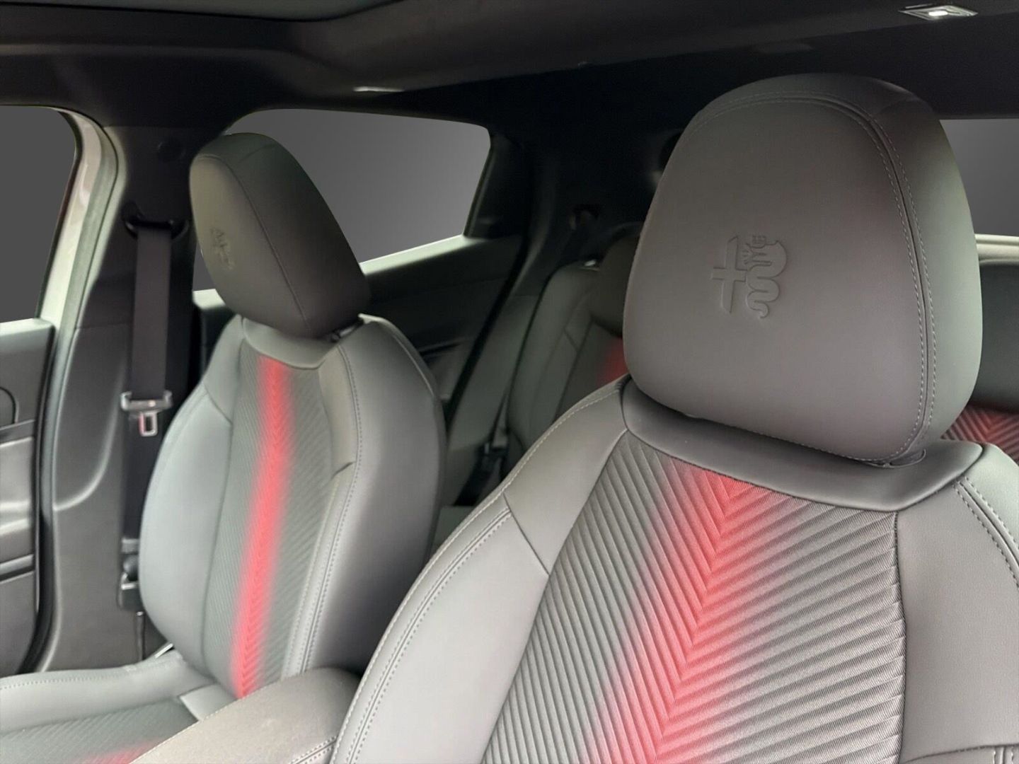 Fahrzeugabbildung Alfa Romeo Junior Ibrida 1.2 VGT 48V-Hybrid 107 kW Ti
