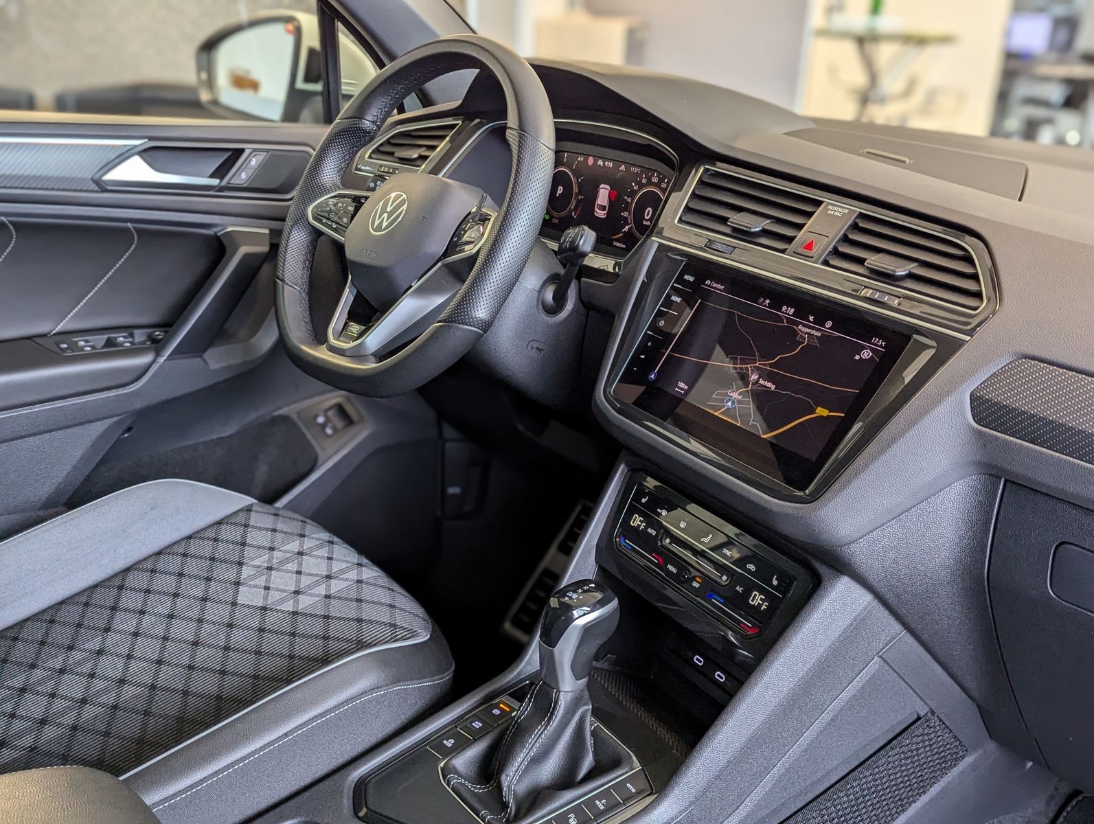 VW Tiguan R-Line eHybrid Matrix Kamera DCC ACC 20" - Image 11