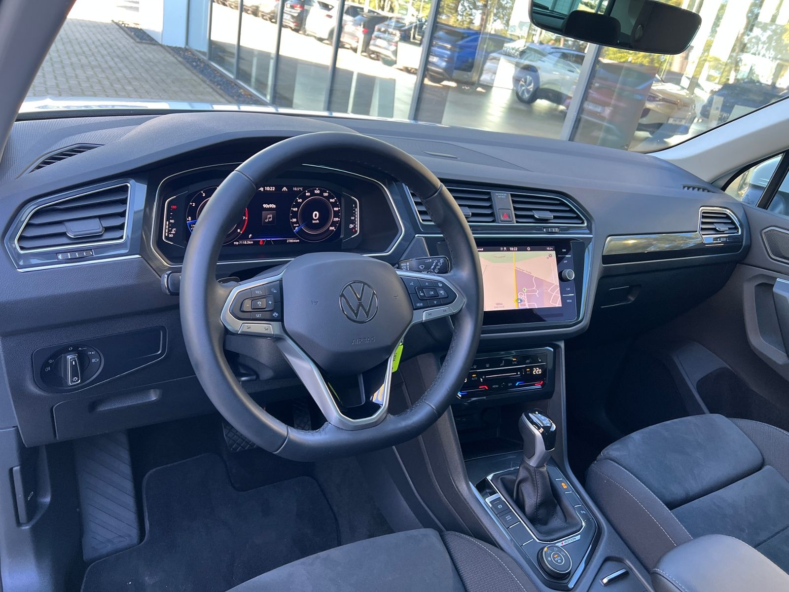 Fahrzeugabbildung Volkswagen Tiguan Elegance 2.0 TSI DSG 4MOTION *AHK, Matrix