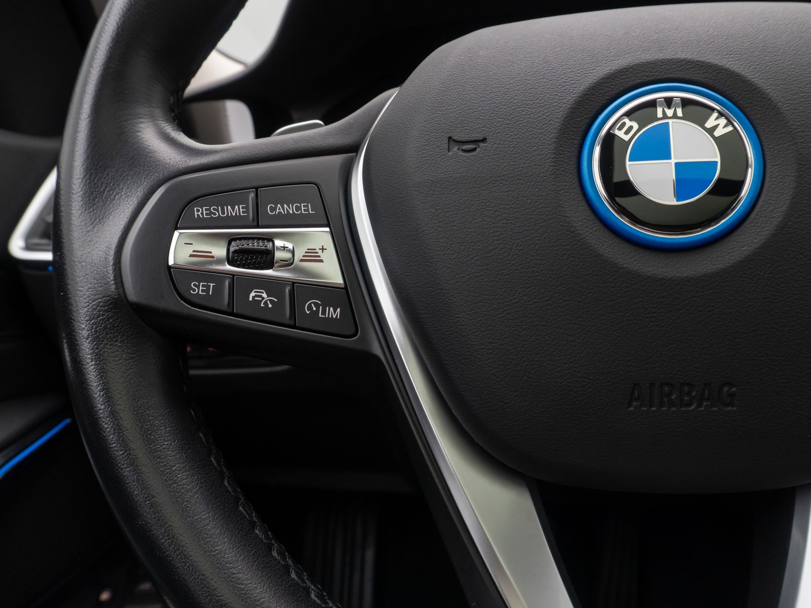 Fahrzeugabbildung BMW 330e xD Sport Line ACC Kamera DAB AHK Panorama