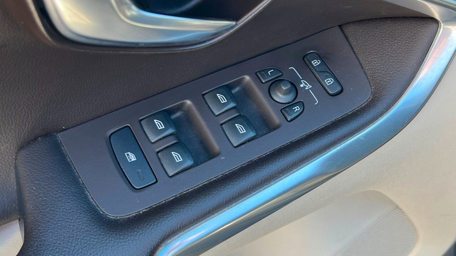 Fahrzeugabbildung Volvo V40 D4 Summum KAM*STZHZ*AUT*