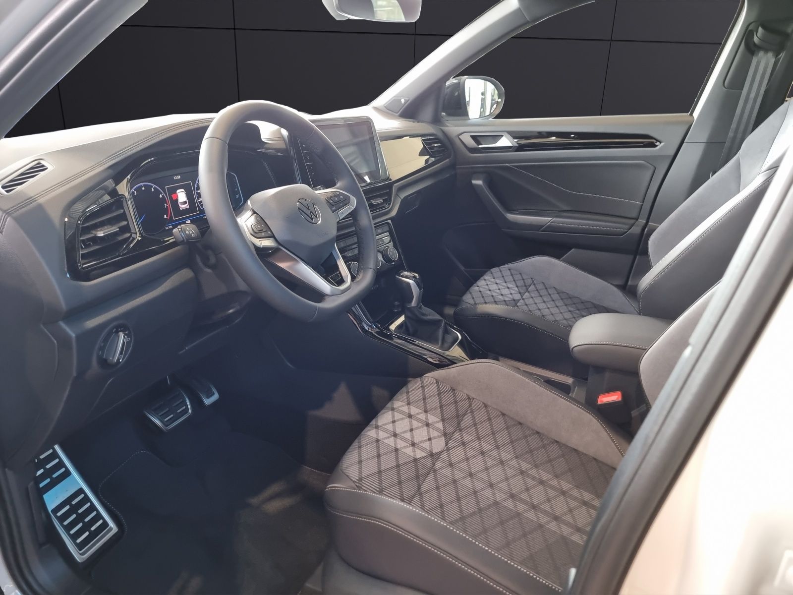 Fahrzeugabbildung Volkswagen T-Roc TSI R-Line DSG IQ.Light ACC SHZ RearView A