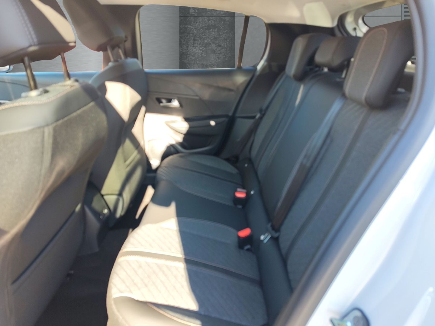 Peugeot e-208 - Bild 9