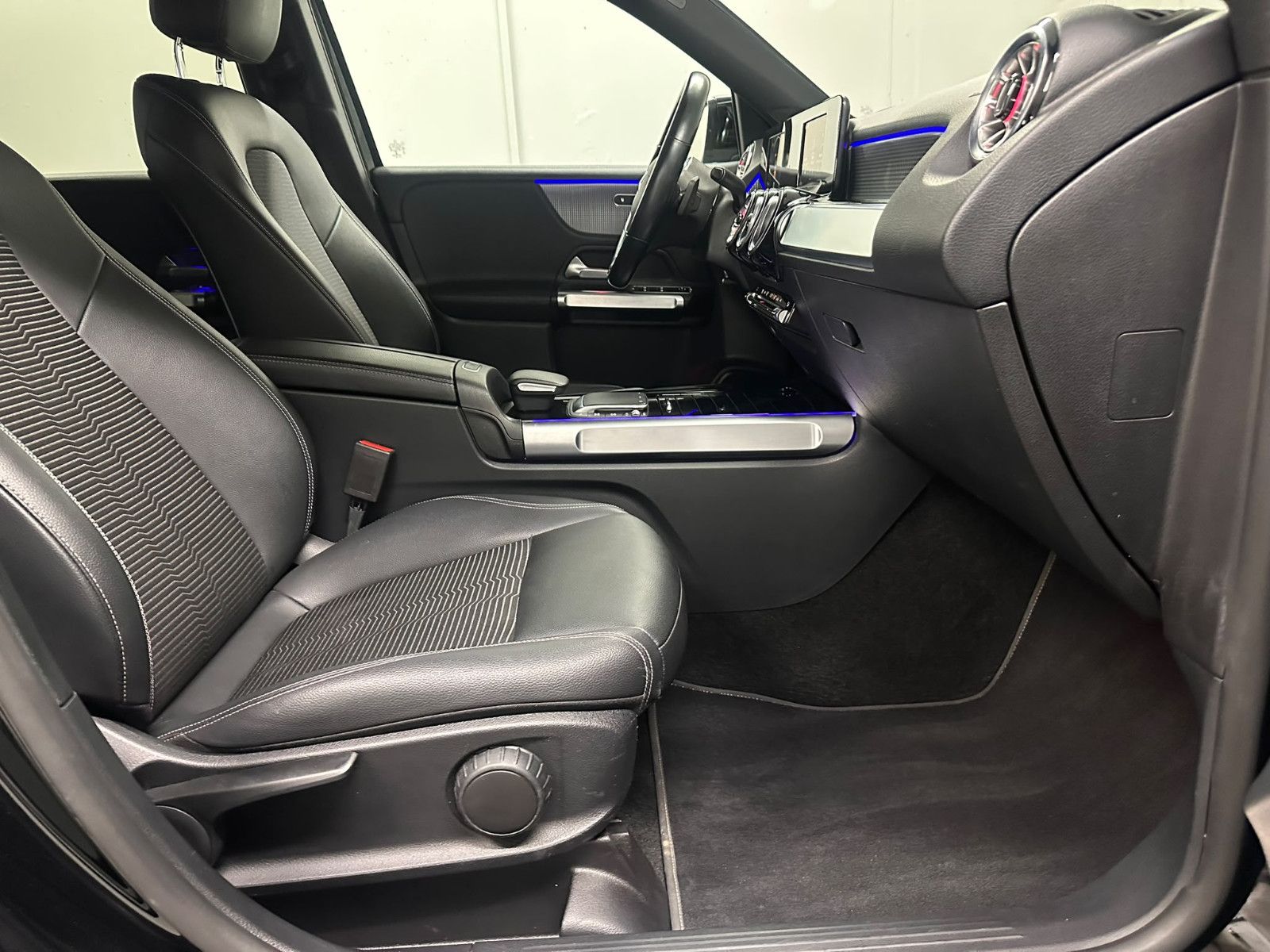 Fahrzeugabbildung Mercedes-Benz GLB 200 d 4MATIC DCT*NIGHT*AHK*KEYLESS*