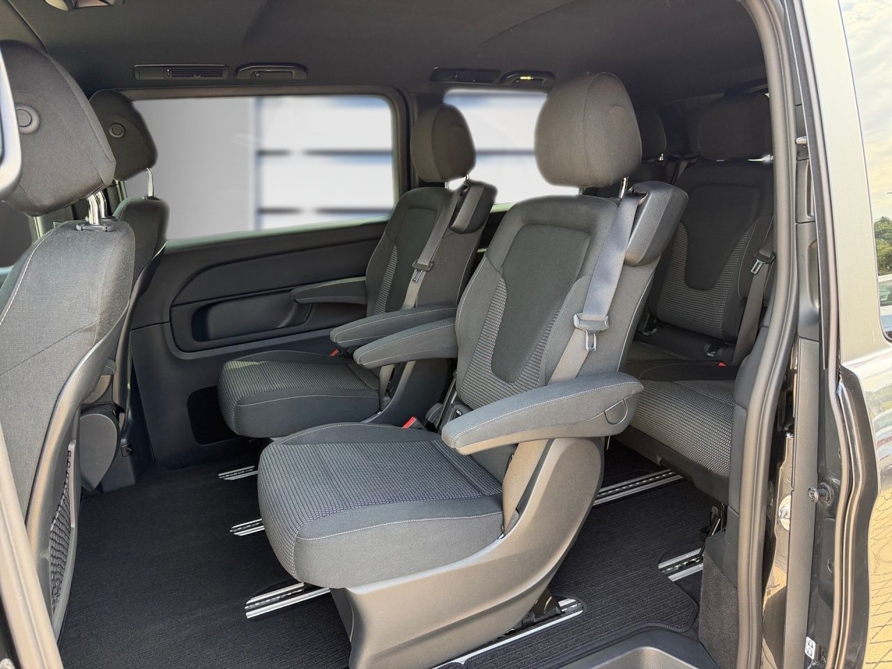 Fahrzeugabbildung Mercedes-Benz V 300 d 4M EDITION Lang AMG+NIGHT+AHK+LANG+DISTR