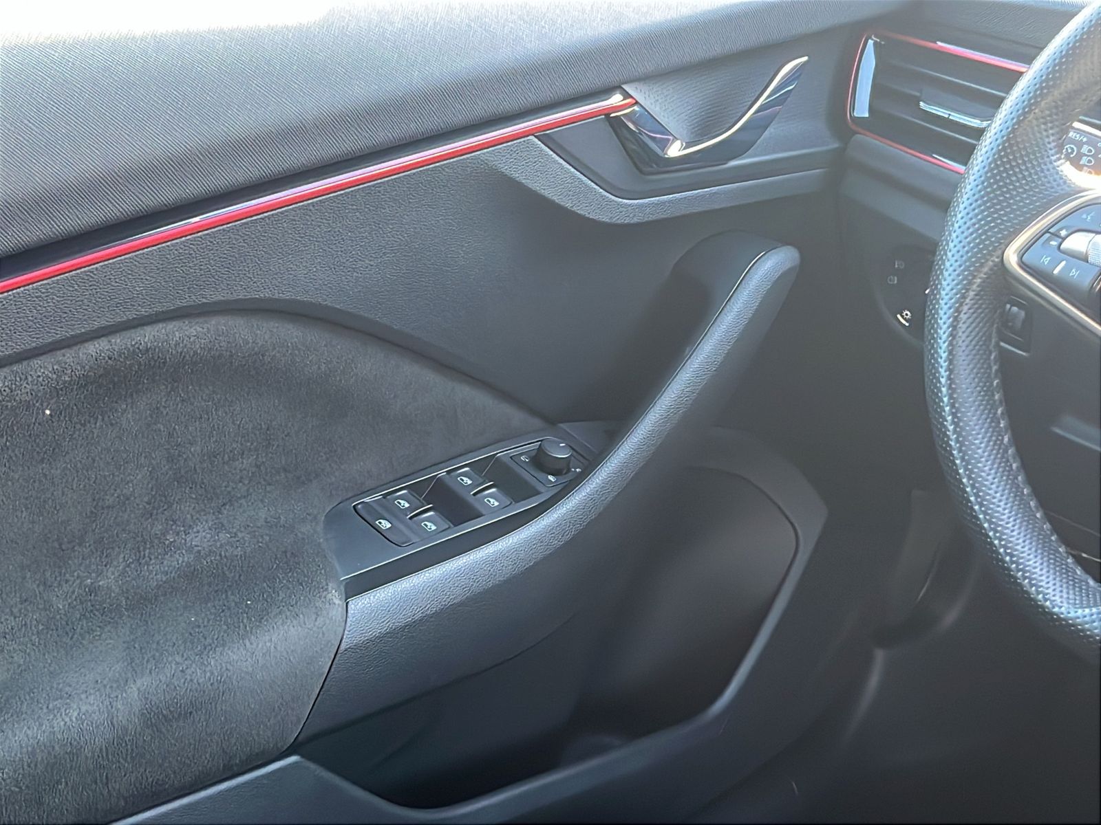 Fahrzeugabbildung SKODA Kamiq DSG*Pano*Vico*Kamera*PDC*Sportdesign*LED**