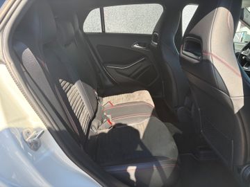 Fahrzeugabbildung Mercedes-Benz CLA 200 Shooting Brake AMG Navi PDC SHZ LED uvm