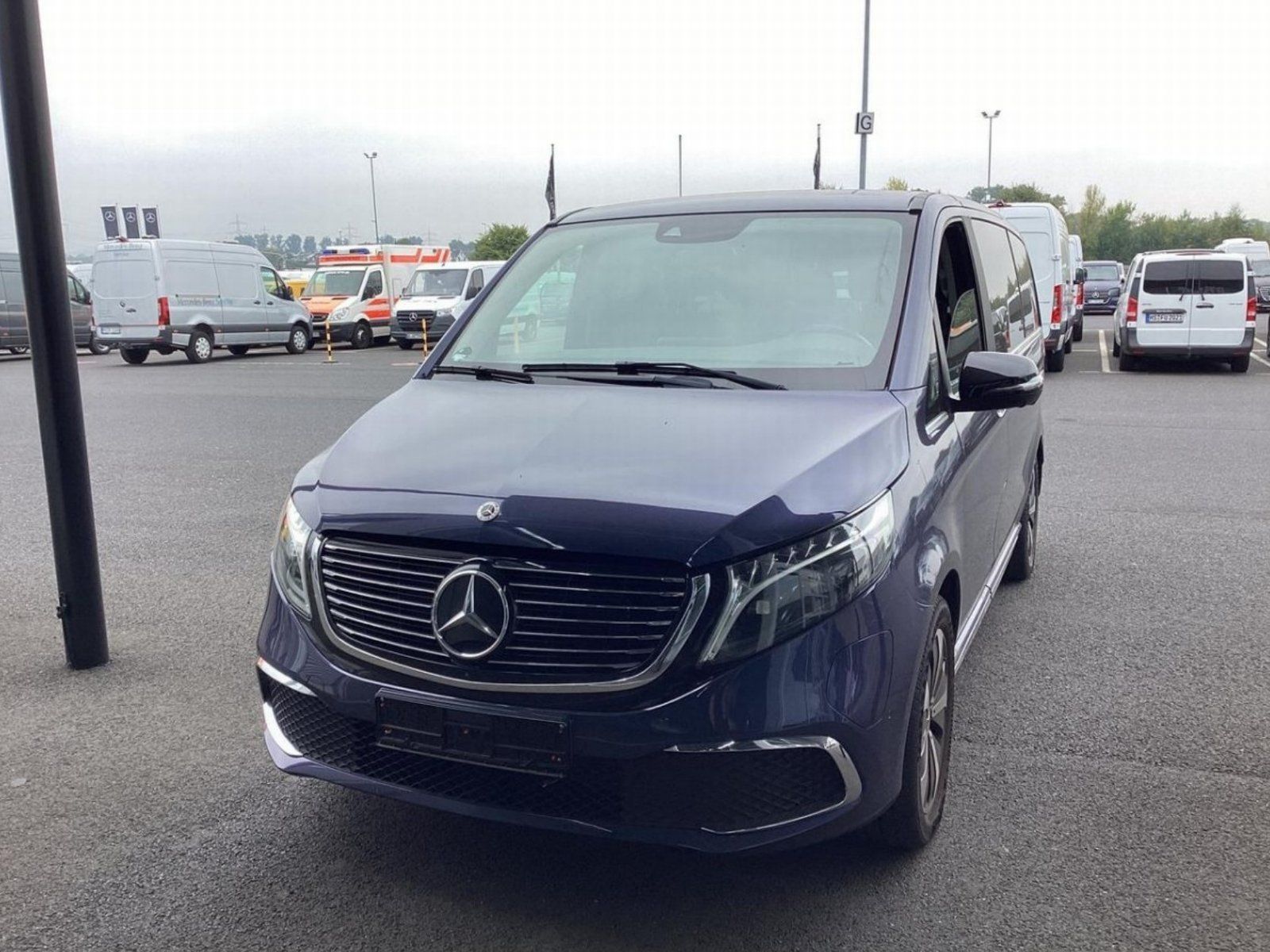 Fahrzeugabbildung Mercedes-Benz EQV300 L AVANTGAR Pano DISTRO Sitzklima AIRMATIC