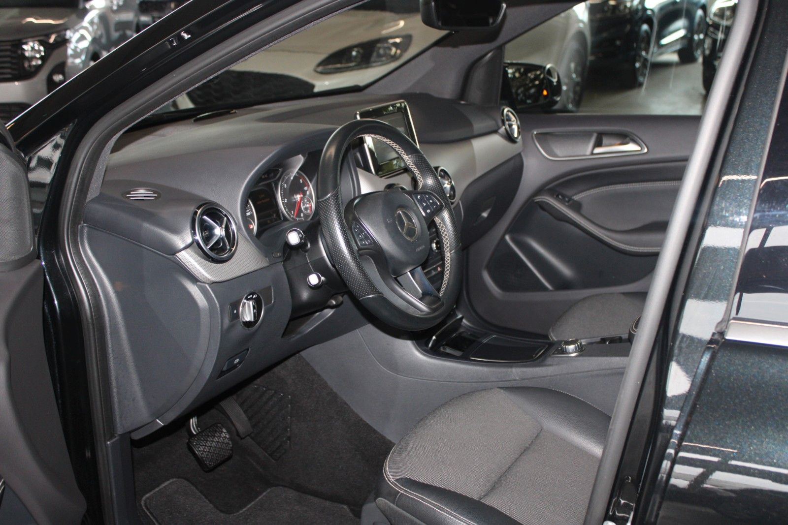 Fahrzeugabbildung Mercedes-Benz B 180 CDI Urban NAVI + PANORAMADACH + AHK