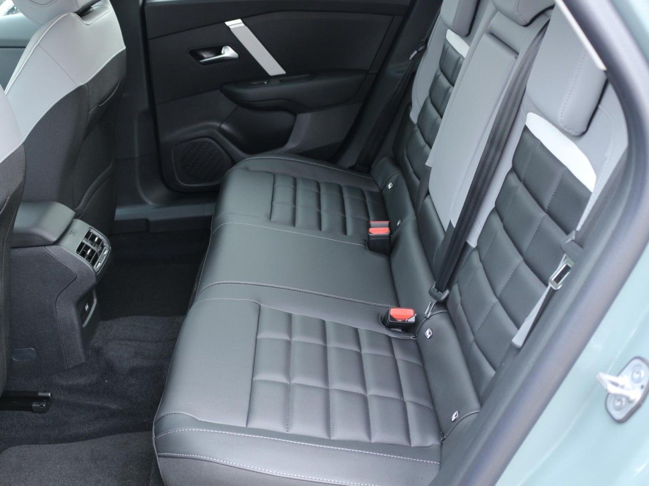 Fahrzeugabbildung Citroën ë-C4 156 Max