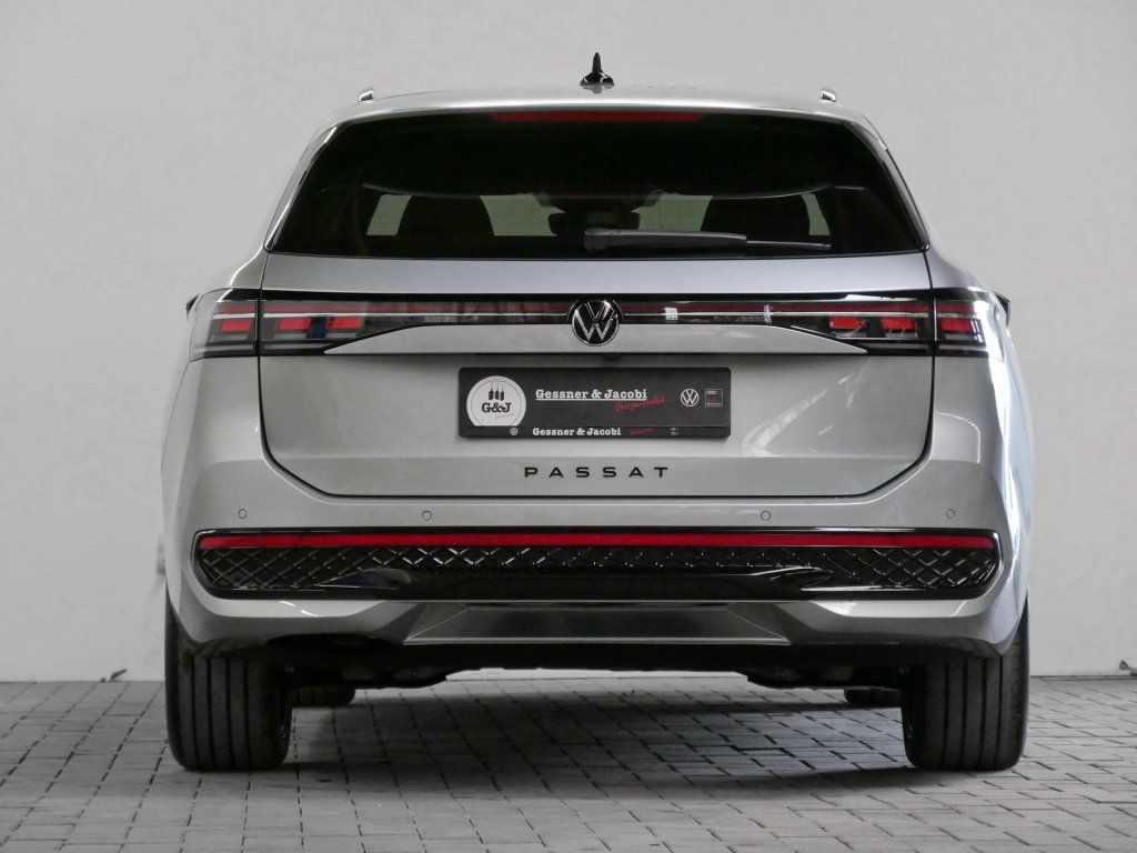 Fahrzeugabbildung Volkswagen Passat Variant R-Line 2.0  TDI DSG AHK Pano