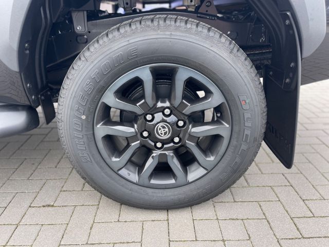 Toyota Hilux Invincible 4×4 JBL Schwarz Automatik