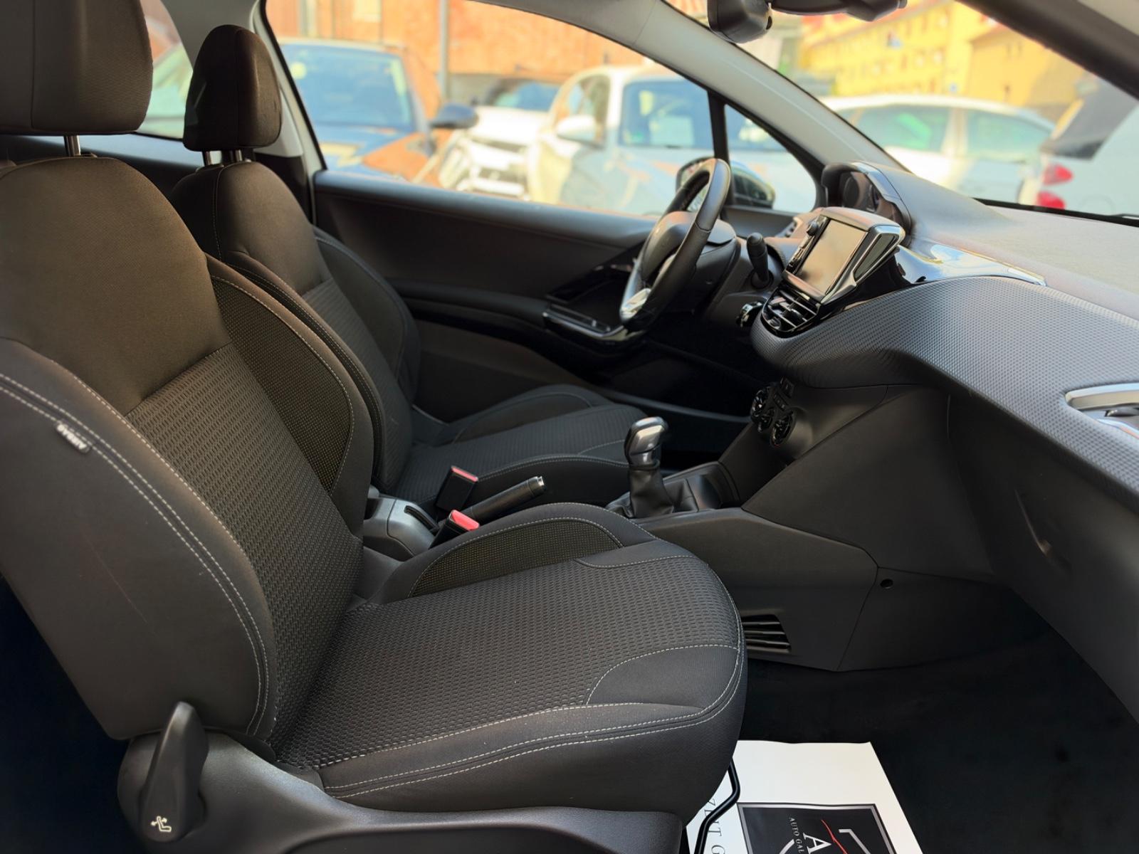 Peugeot 208 Allure*TÜV NEU*KAM*TEMP*APPLE CARPLAY