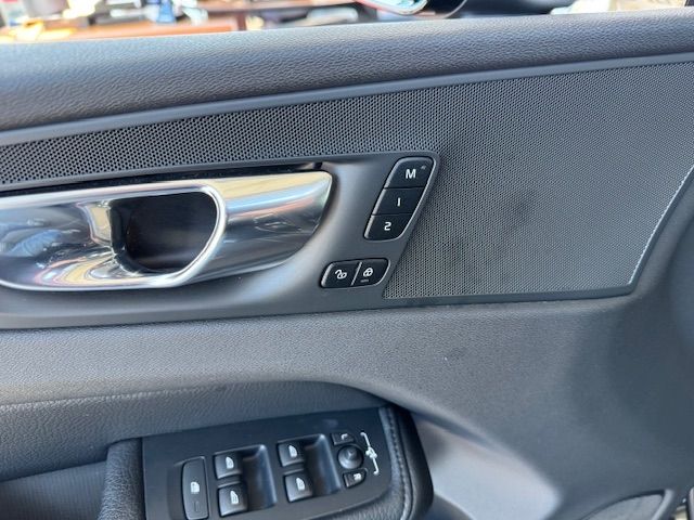 Fahrzeugabbildung Volvo XC60 Inscription AWD LEDER RFK 19"
