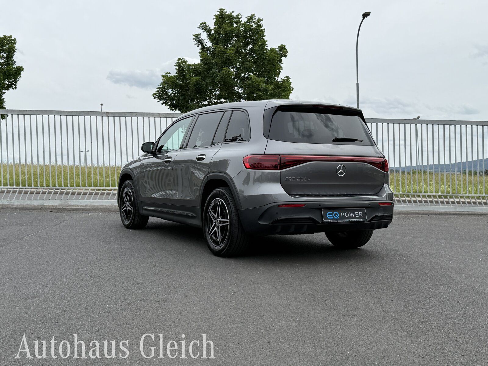 Fahrzeugabbildung Mercedes-Benz EQB 250 + AMG Line Navi/KEYLESS-Go-Paket/Klima