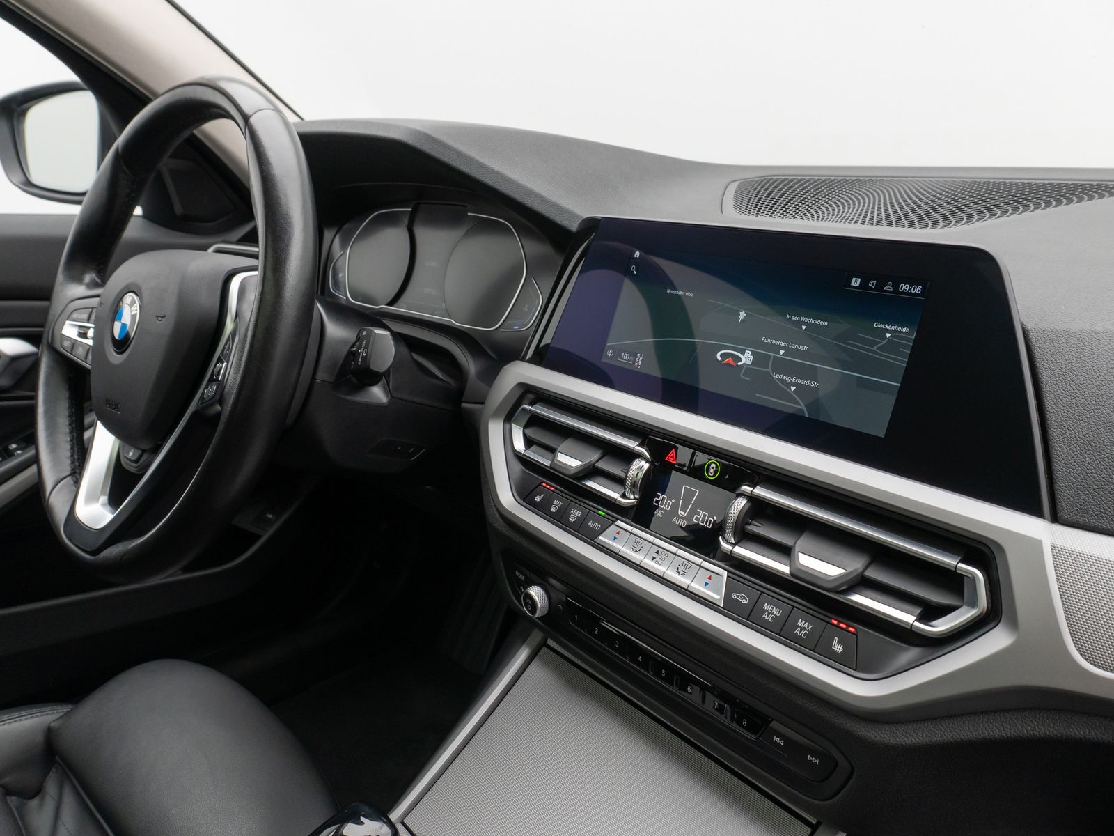 Fahrzeugabbildung BMW 320d Panorama DAB HiFi Lenkrhzg PDC AHK Alarm