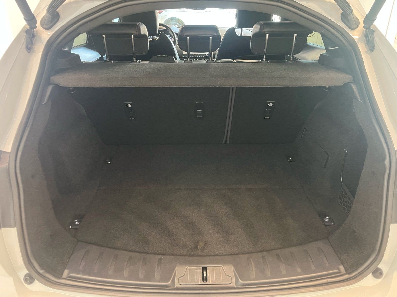 Fahrzeugabbildung Jaguar E-Pace D180 Chequered Flag Panoramadach & AHK