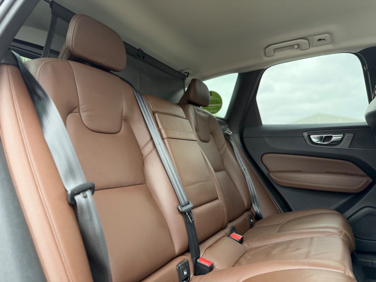Volvo XC60 Momentum Pro*LEDER*ACC*LED*SENSUS*APPLECAR