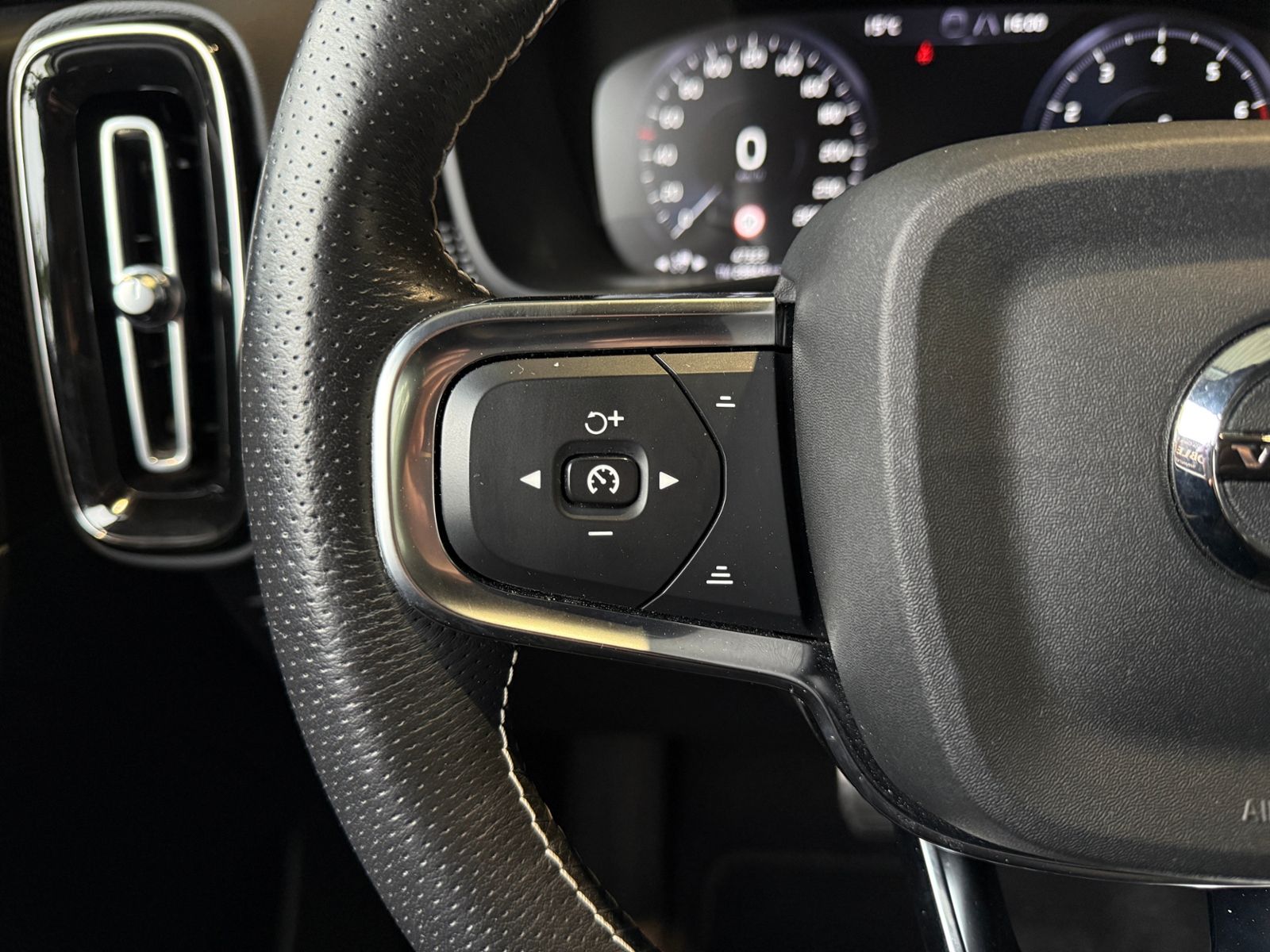 Fahrzeugabbildung Volvo XC40 R Design H/K ACC AHK KAM
