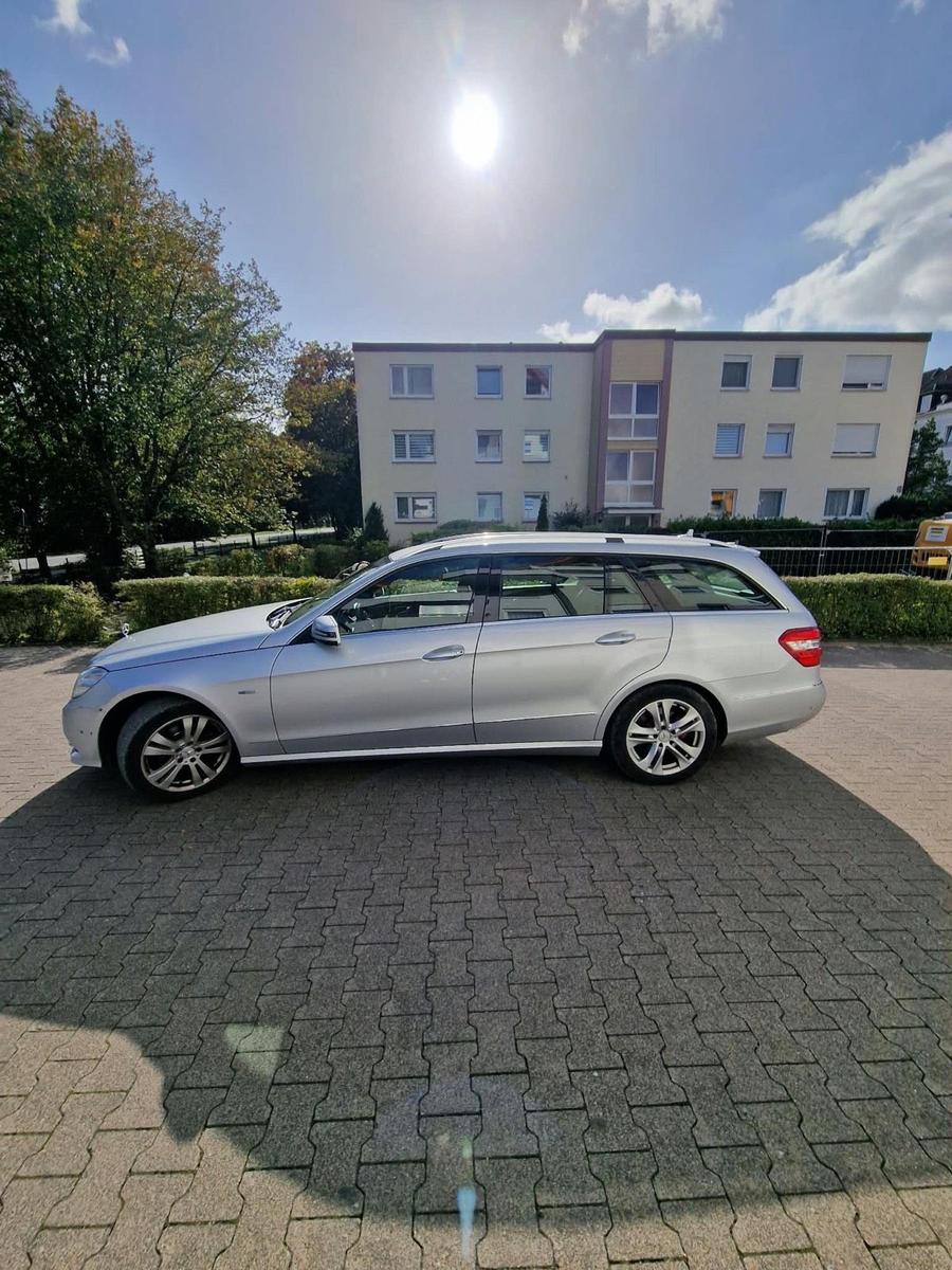 Mercedes-Benz E220 2011 — rear view