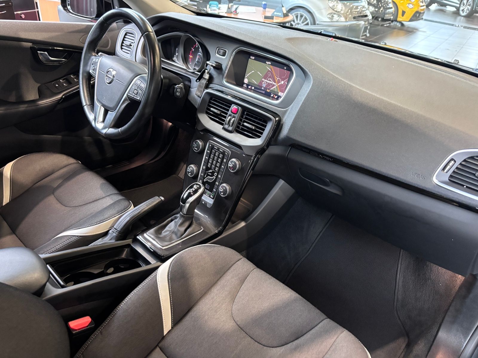 Fahrzeugabbildung Volvo V40 Cross Country Momentum LED NAVI ALU