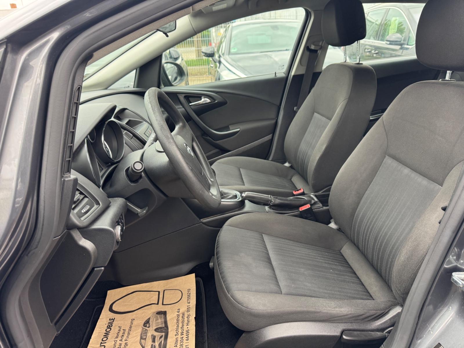 Opel Astra 2011 — photo 17