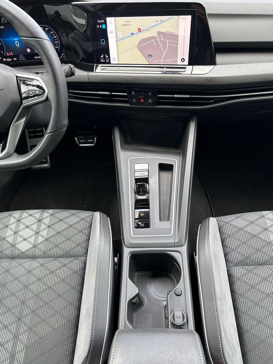 Fahrzeugabbildung Volkswagen Golf Variant 2.0 TDI DSG R-Line NAV+LED+AHK
