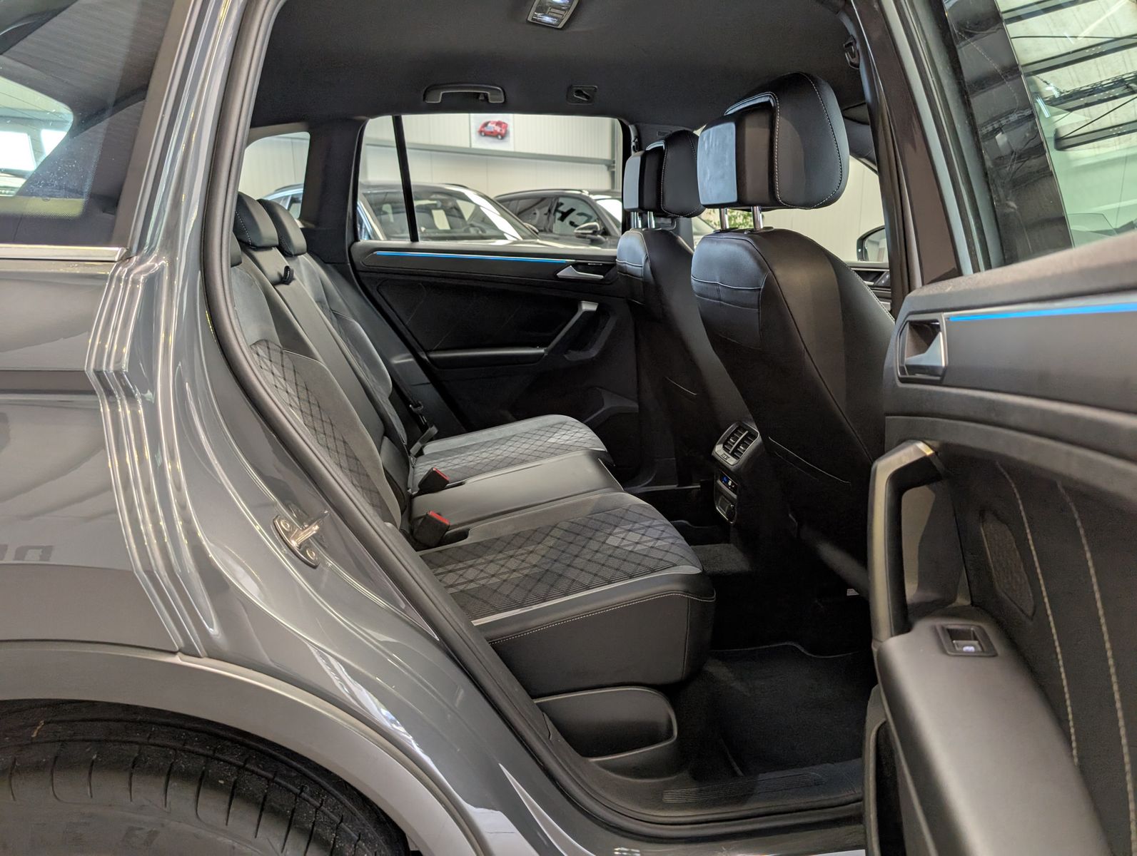 Fahrzeugabbildung Volkswagen Tiguan 2.0TSI R-Line 4M ACC HUD Cam StHz AHK 19"