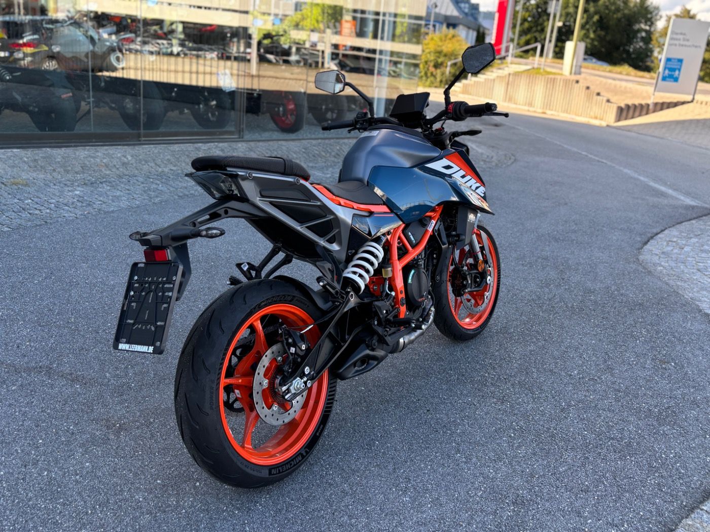 Fahrzeugabbildung KTM 390 Duke Modell 2025 beide Farben lagernd