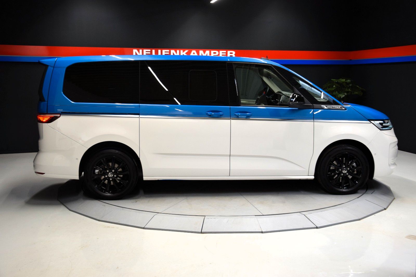 Fahrzeugabbildung Volkswagen T7 Multivan Style lang  HuD vis-a-vis ACC bi-col