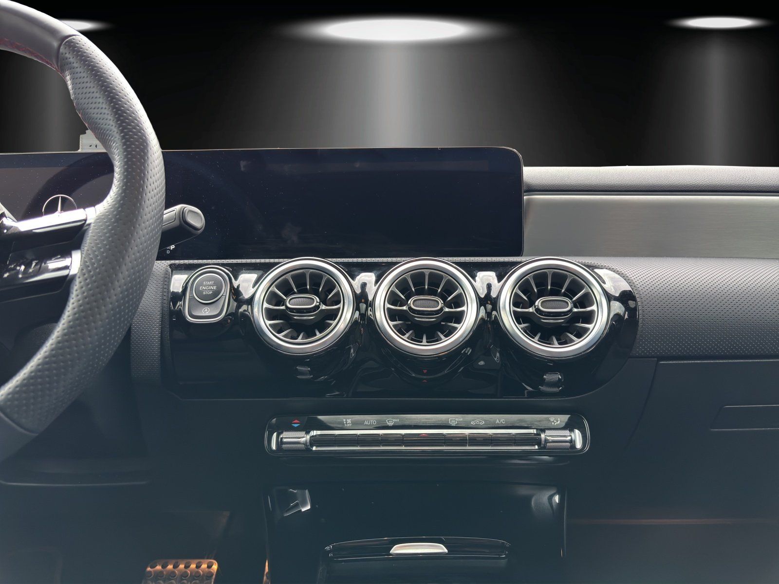 Fahrzeugabbildung Mercedes-Benz A 250 4M Lim AMG Pano NIGHT KeyGO MULTIBEAM