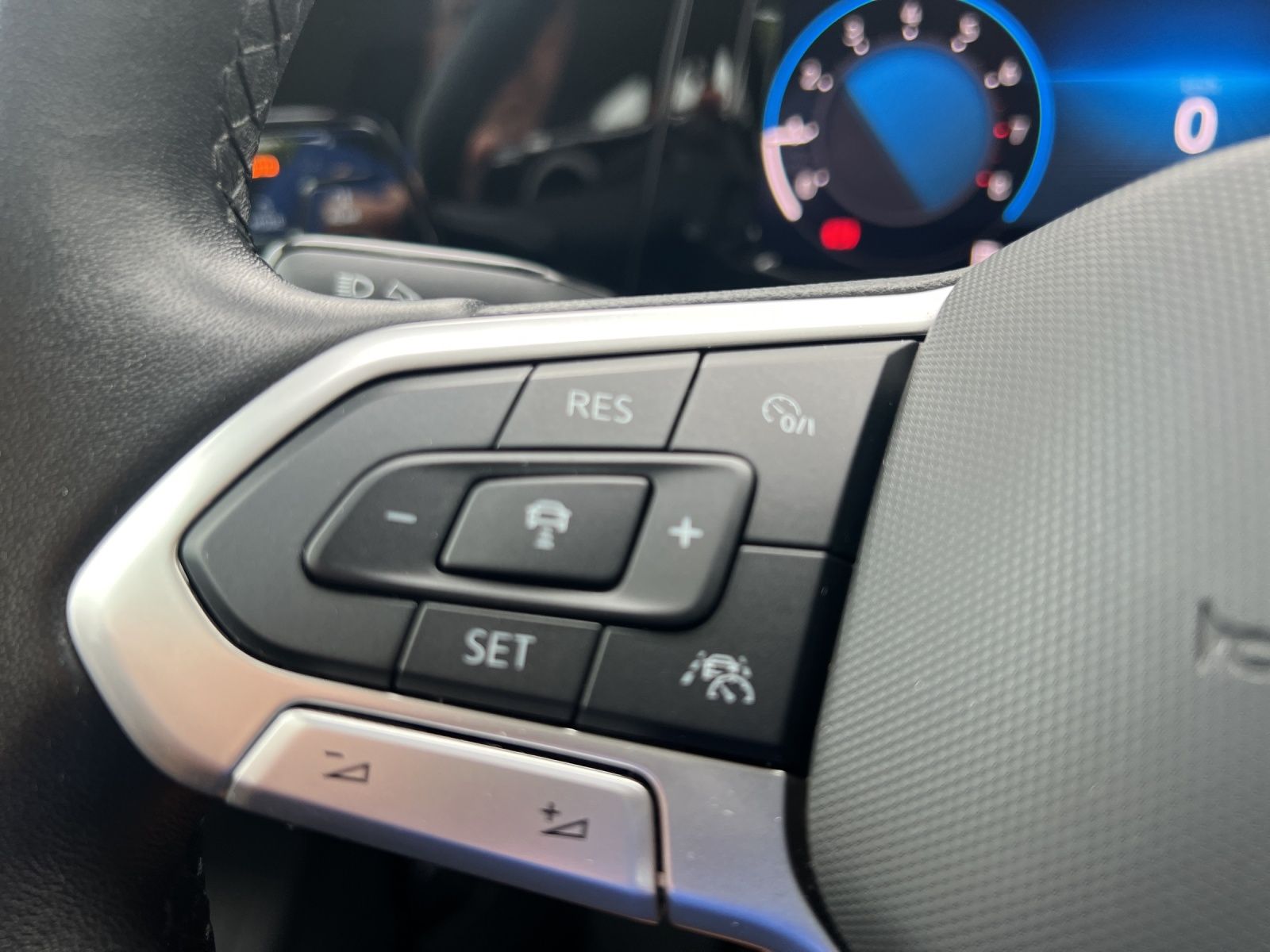 Fahrzeugabbildung Volkswagen Golf VIII Variant TSI Life LED Navi AID ACC PDC