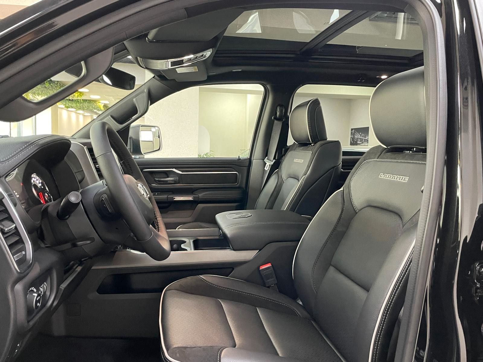 Fahrzeugabbildung Dodge 2025 LARAMIE SPORT 3.0L HURRICANE-BAK REV.-VFW