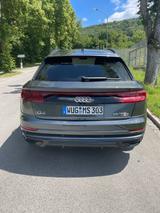 Audi Q8 55 TFSI e quattro tiptronic S-line Scheckheft - Audi Q8 mit Hybrid-Antrieb: Alcantara