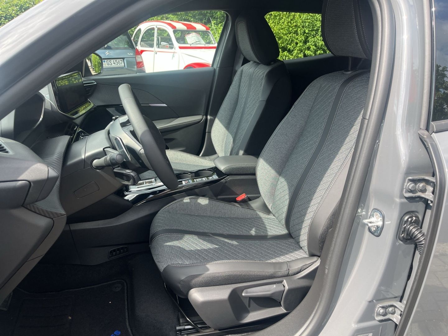 Fahrzeugabbildung Peugeot 2008 ALLURE HYBRID 145 e-DSC6 Navi LED ACC SHZ