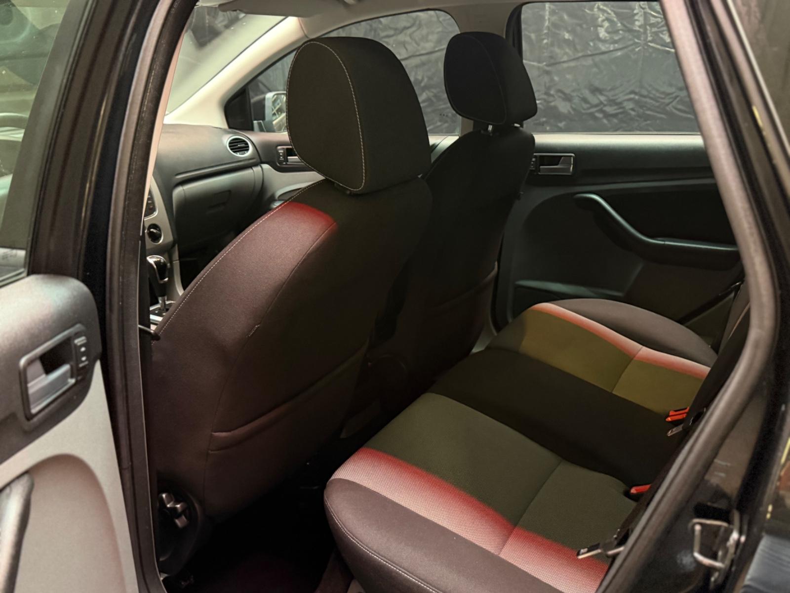 Ford Focus 2010 — photo 30