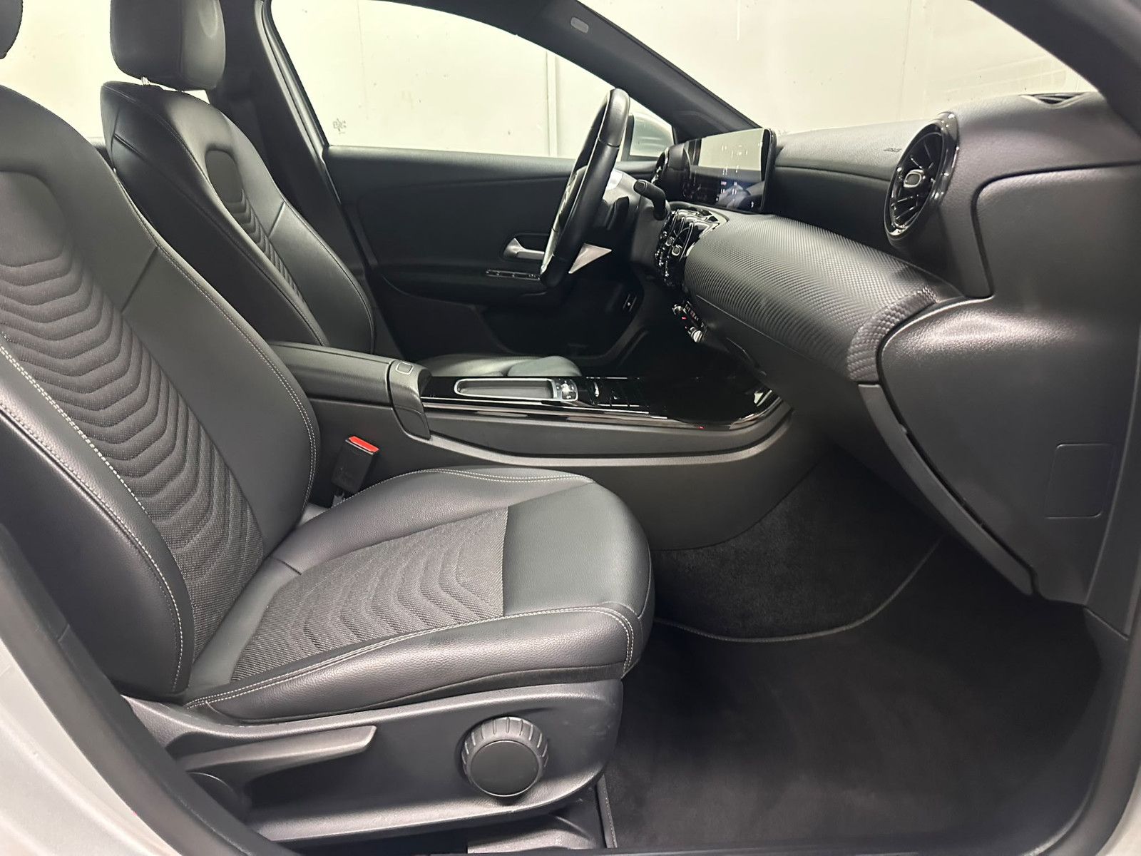 Fahrzeugabbildung Mercedes-Benz A 180 d DCT *LIMOUSINE *KLIMA*NAVI*CARPLAY*