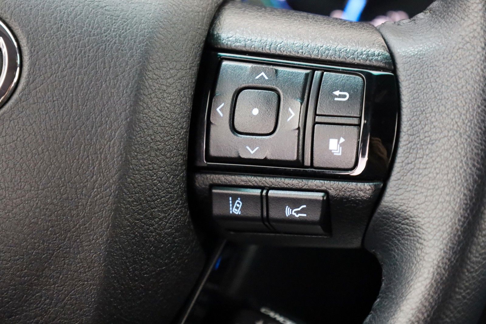 Fahrzeugabbildung Toyota Hilux 2.8 D-4D 4x4 Invincible,DOKA,Leder,ACC,AHK