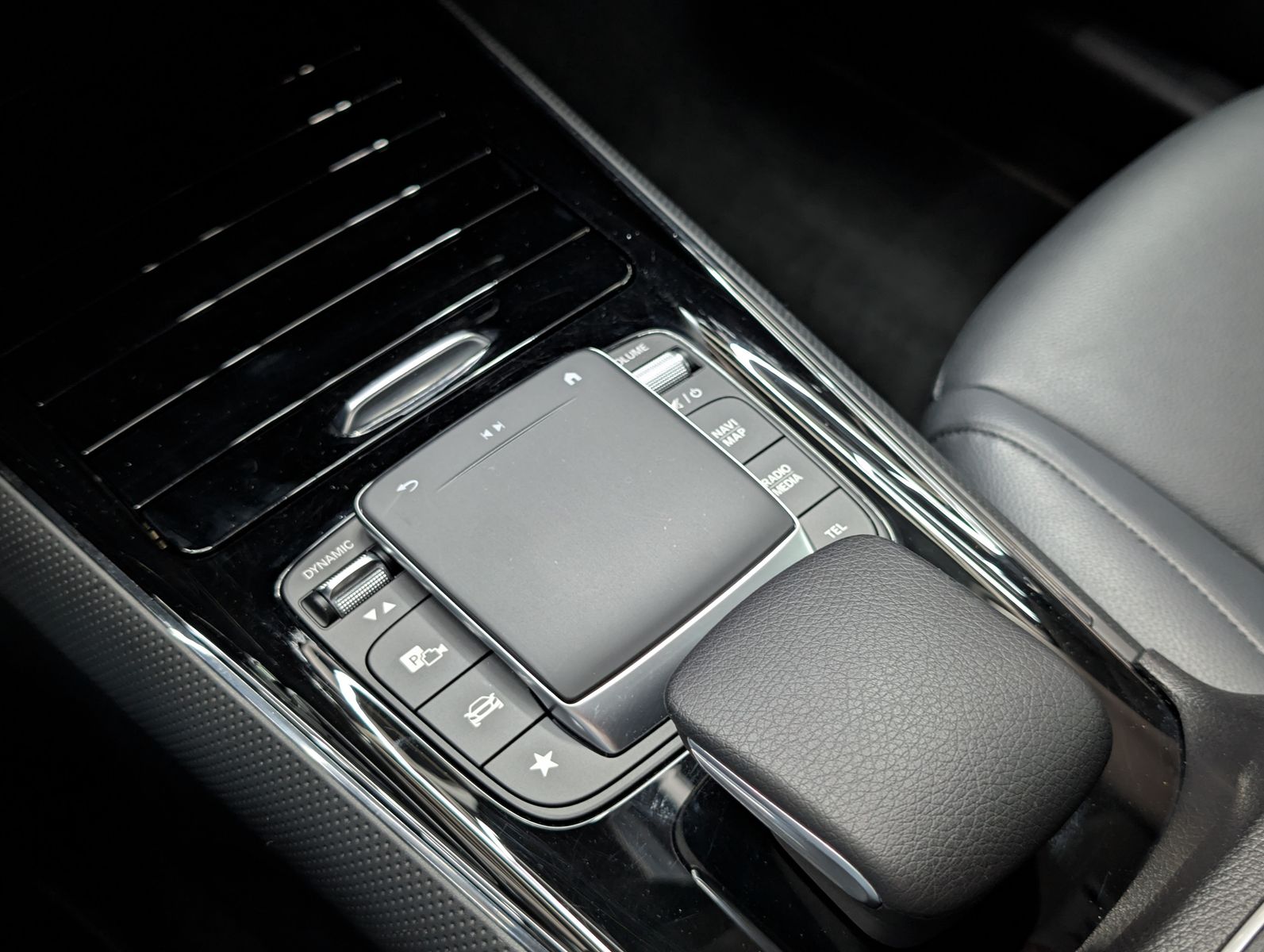Fahrzeugabbildung Mercedes-Benz GLB 220 d MBUX LEDER VIRT APP KAM LED SHZ ALU