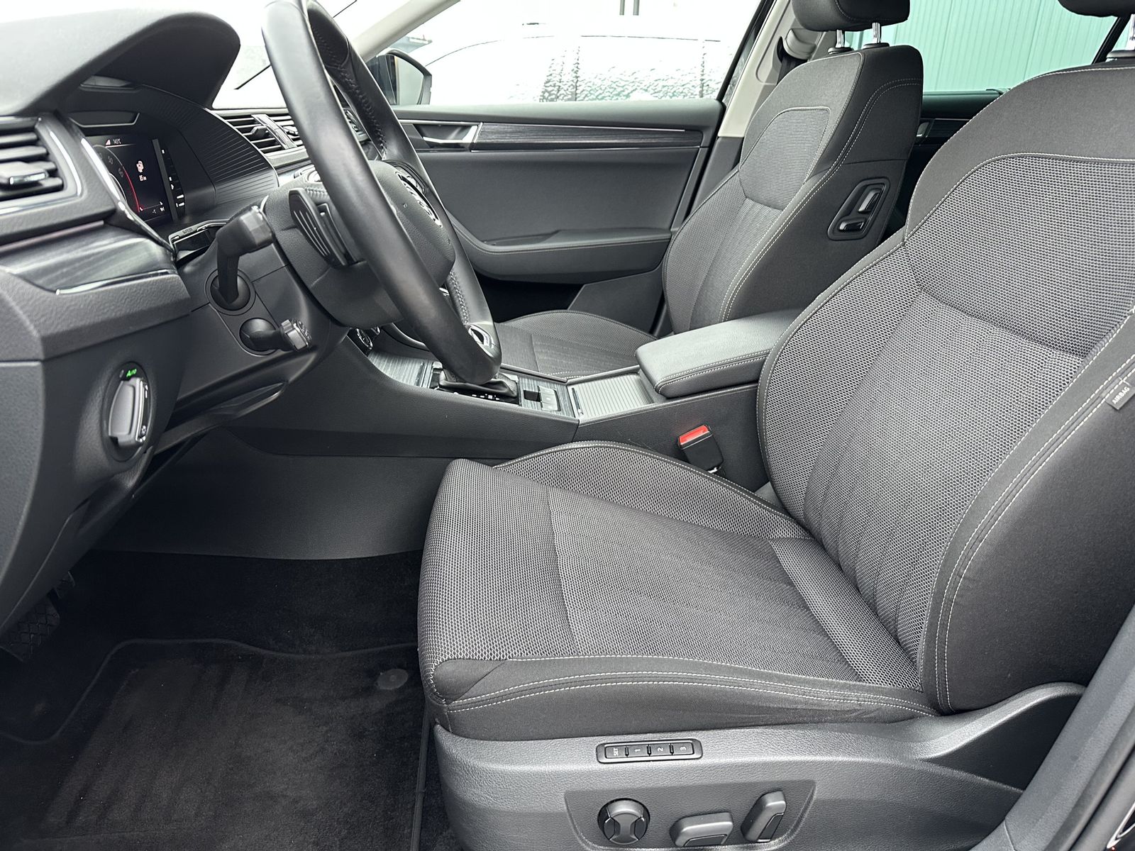 Fahrzeugabbildung SKODA Superb Combi 1.4 TSI DSG Style iV NAV+LED+ACC+PP