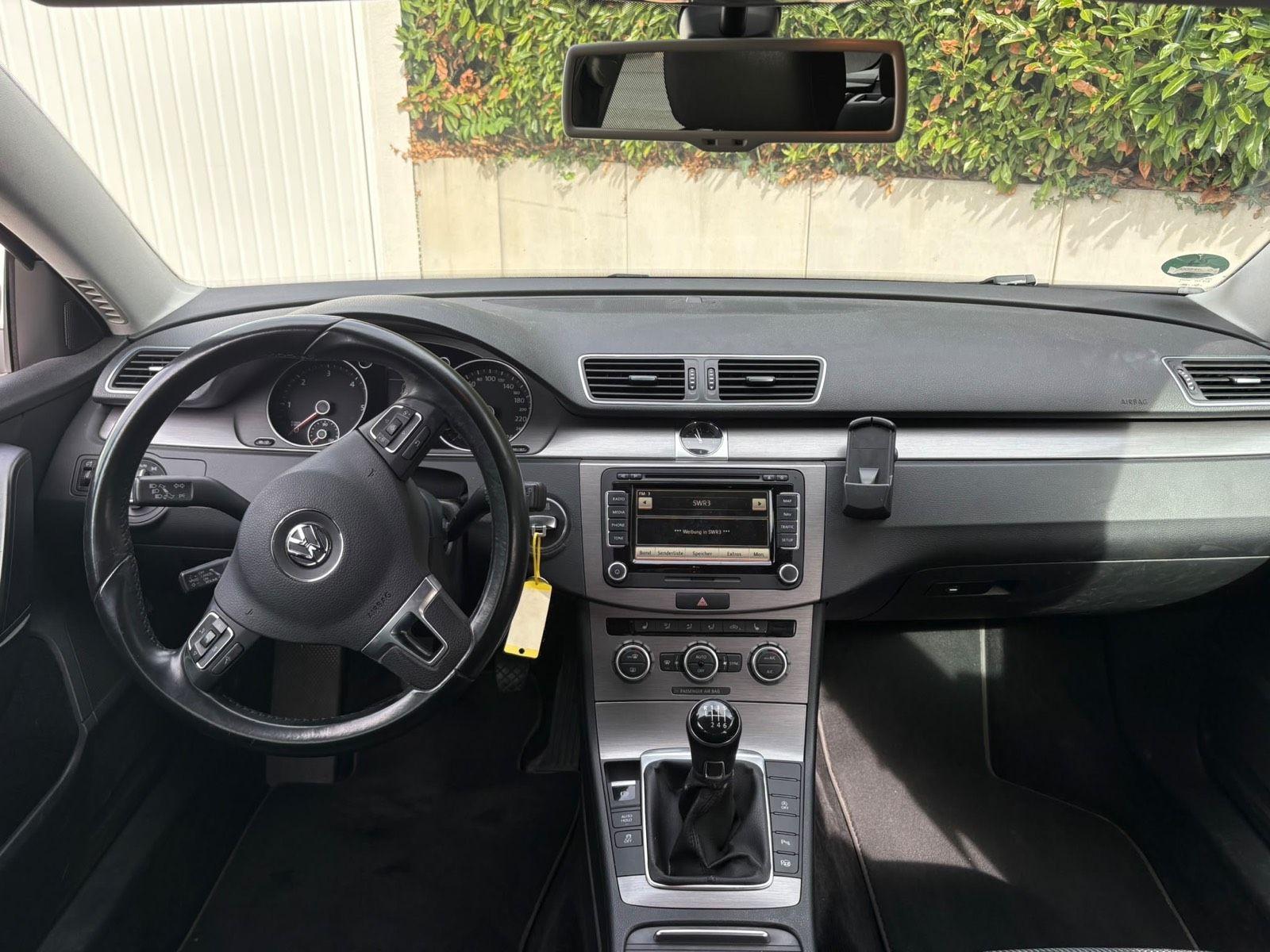 Volkswagen Passat 2013 — interior
