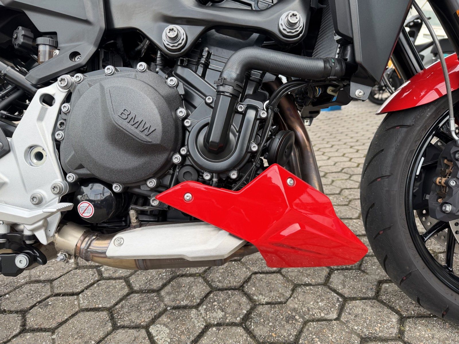 Fahrzeugabbildung BMW F 900 R wie Neu inkl. zubehör.