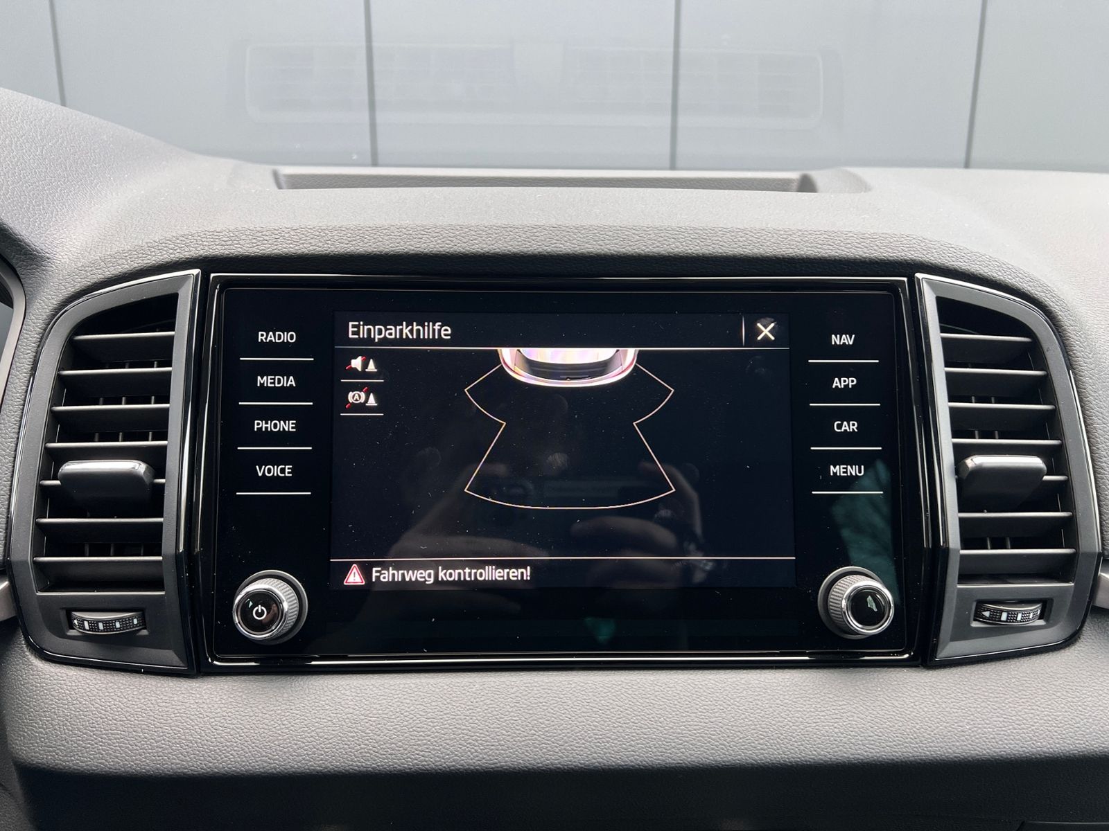 Fahrzeugabbildung SKODA Karoq Selection 1.5 TSI DSG *AHK, LED, ACC, 18"L