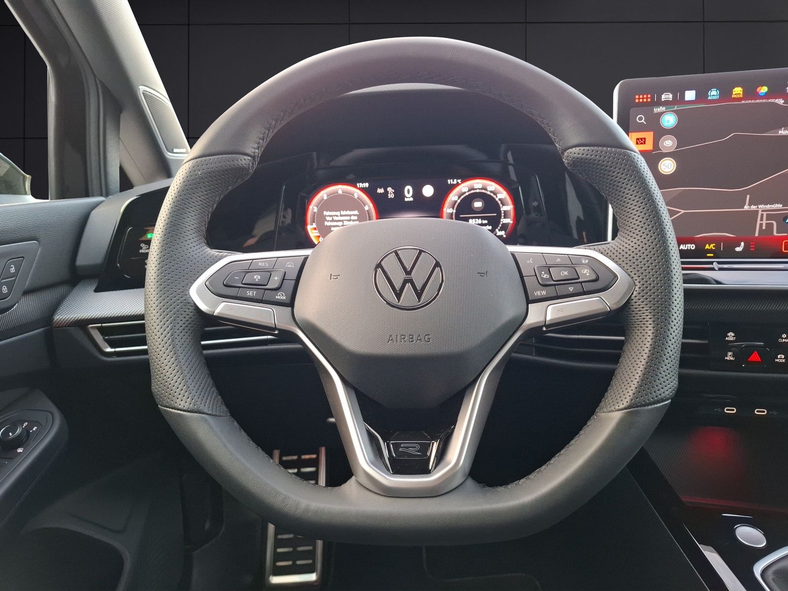 Fahrzeugabbildung Volkswagen Golf VIII Variant TSI R-Line Matrix Navi AID ACC