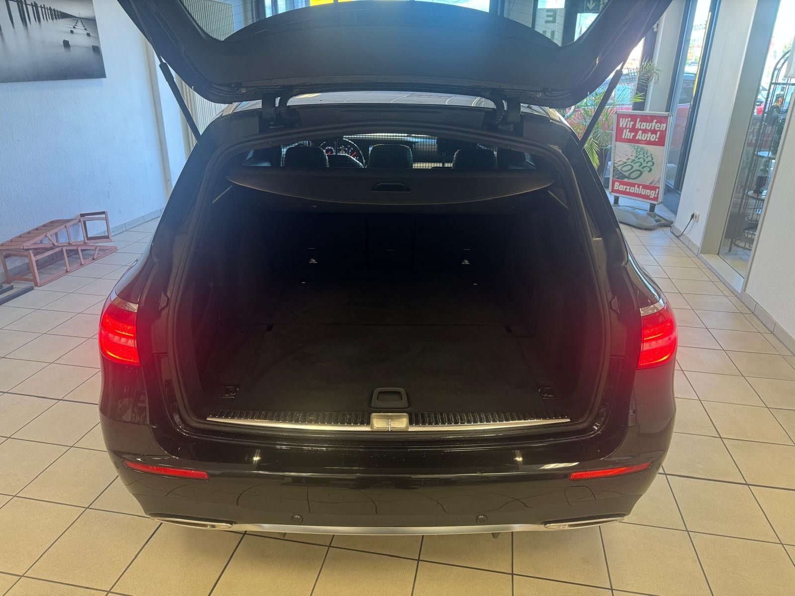 Fahrzeugabbildung Mercedes-Benz E 400 T-Modell 4Matic/LED/PANORAMA/AMG-LINE/NAVI