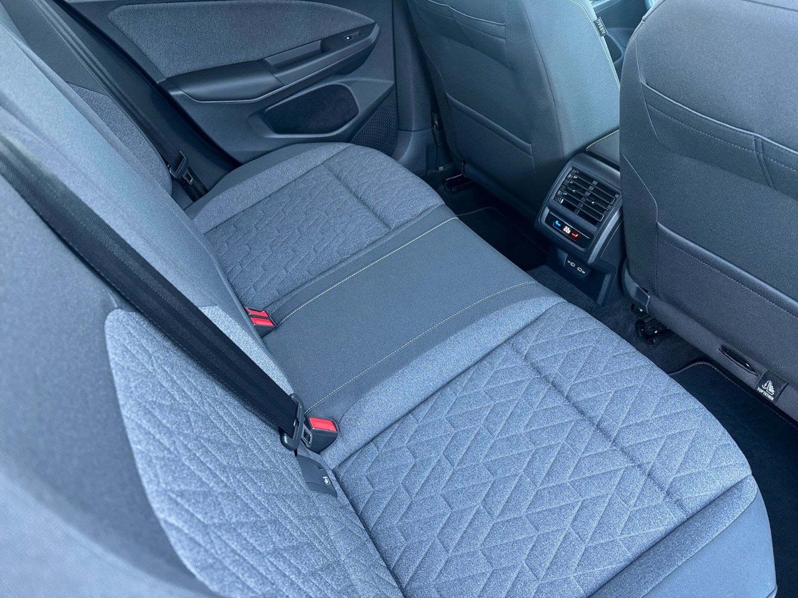 Fahrzeugabbildung Volkswagen Golf VIII Lim. Move 1.5 eTSI