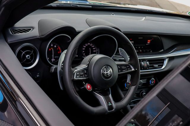 Fahrzeugabbildung Alfa Romeo Stelvio QV 2.9 V6  Q4 510 PS Assisp 21 Zoll