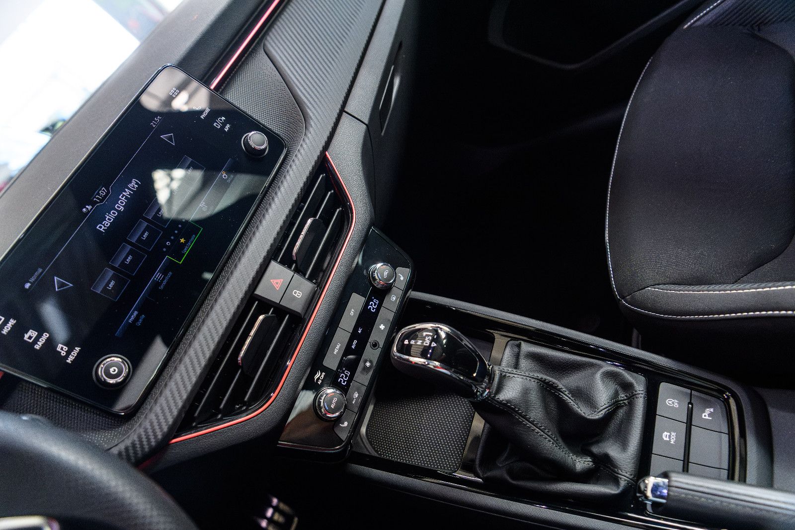 Fahrzeugabbildung SKODA Kamiq Monte Carlo + ACC + KAMERA + PANO + AHK