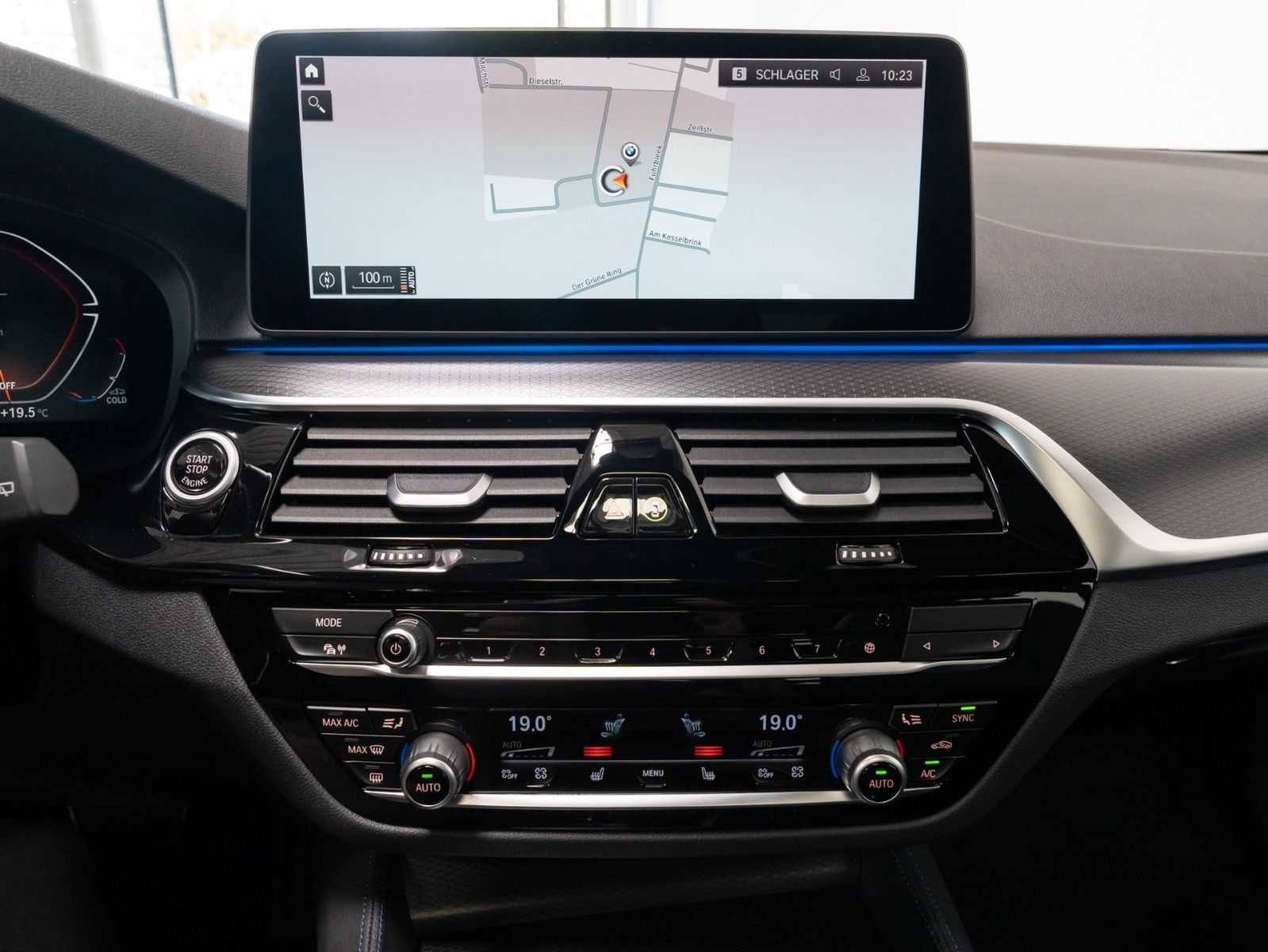 Fahrzeugabbildung BMW 530d xD M Sport Panorama Kamer HUD DAB H/K Laser