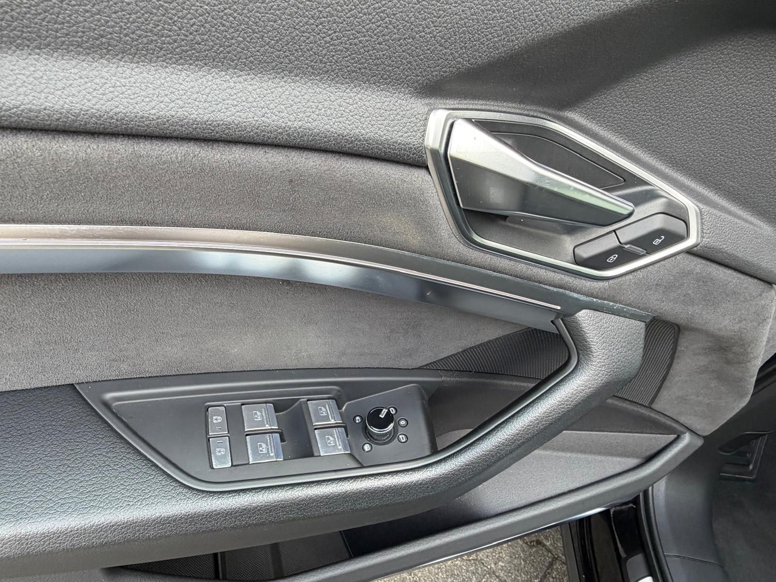 Fahrzeugabbildung Audi e-tron 55 QUAT 2X S LINE BLACK EDIT LUFT+360+AHK